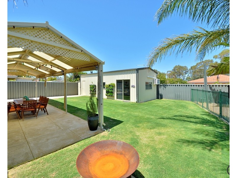 8 Penrith Street, Dudley Park WA 6210