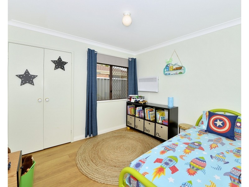 8 Penrith Street, Dudley Park WA 6210