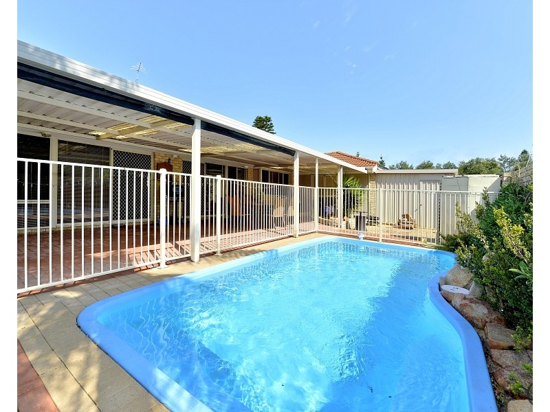 11 Paradise Circuit, Halls Head WA 6210