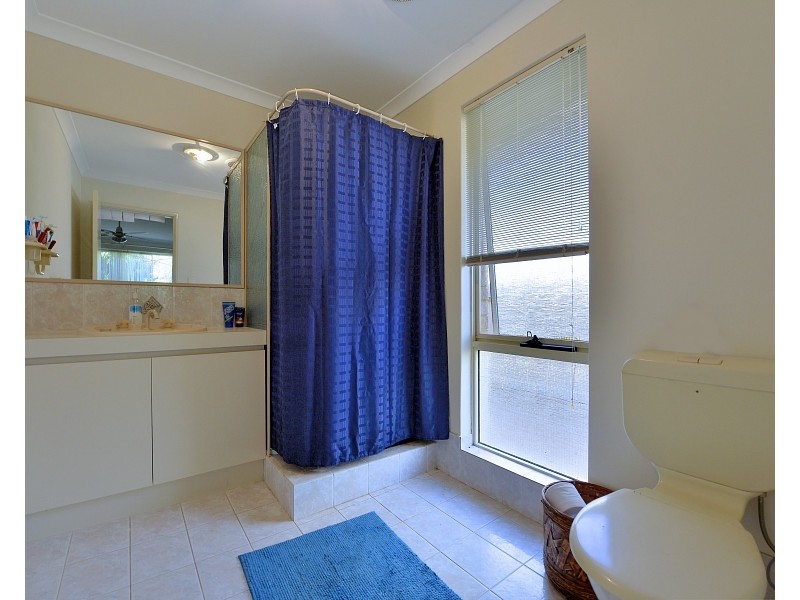 11 Paradise Circuit, Halls Head WA 6210