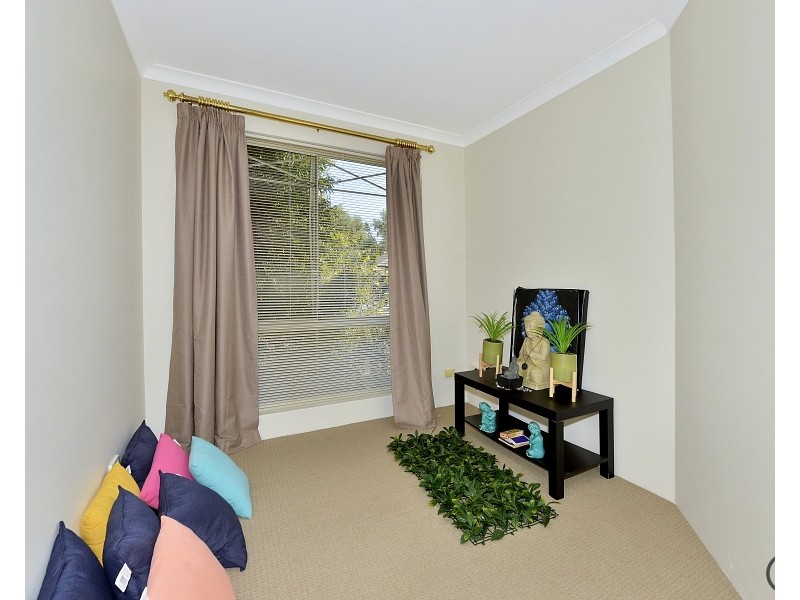 11 Paradise Circuit, Halls Head WA 6210