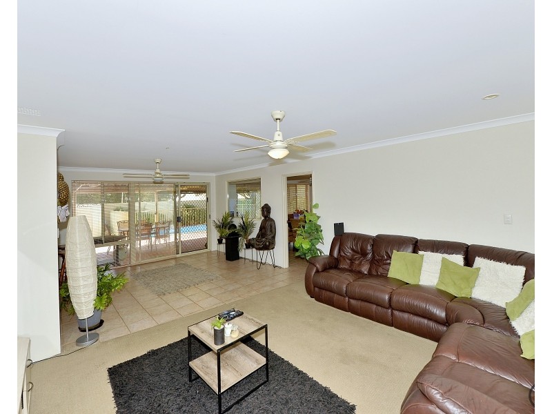 11 Paradise Circuit, Halls Head WA 6210