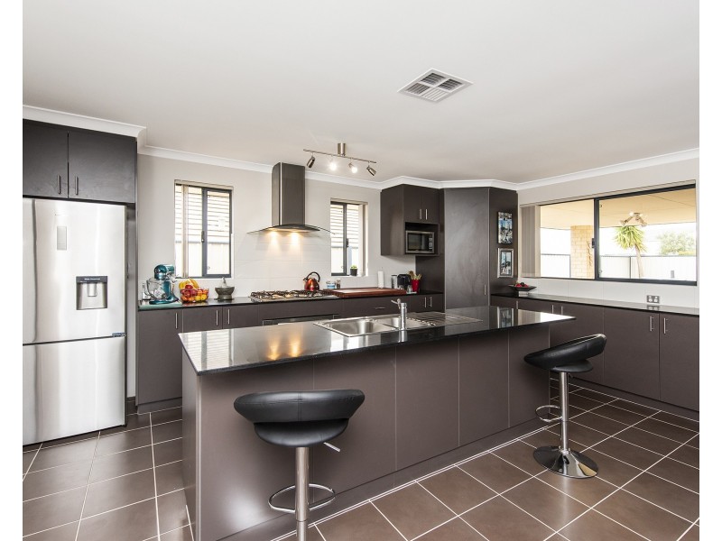 27 Broadstone Vista, Meadow Springs WA 6210