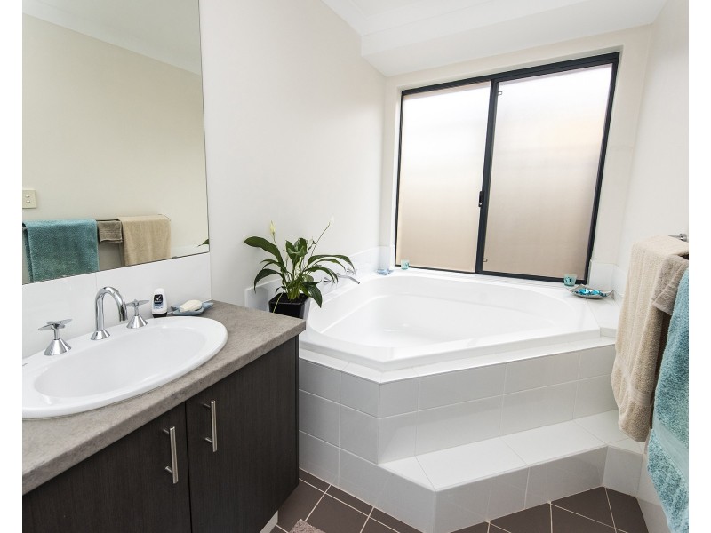 27 Broadstone Vista, Meadow Springs WA 6210