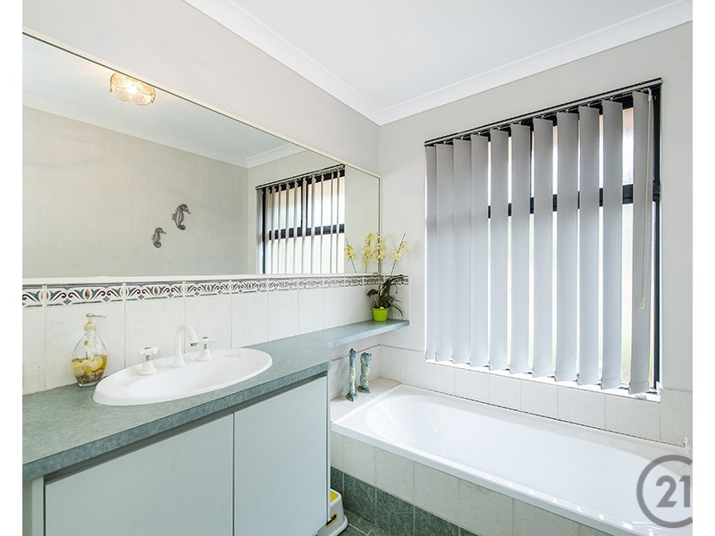 5 Bookara View, Lakelands WA 6180