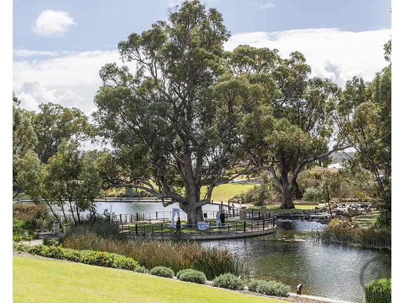 5 Bookara View, Lakelands WA 6180