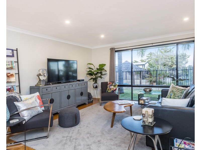 25  Casuarina Drive, Halls Head WA 6210