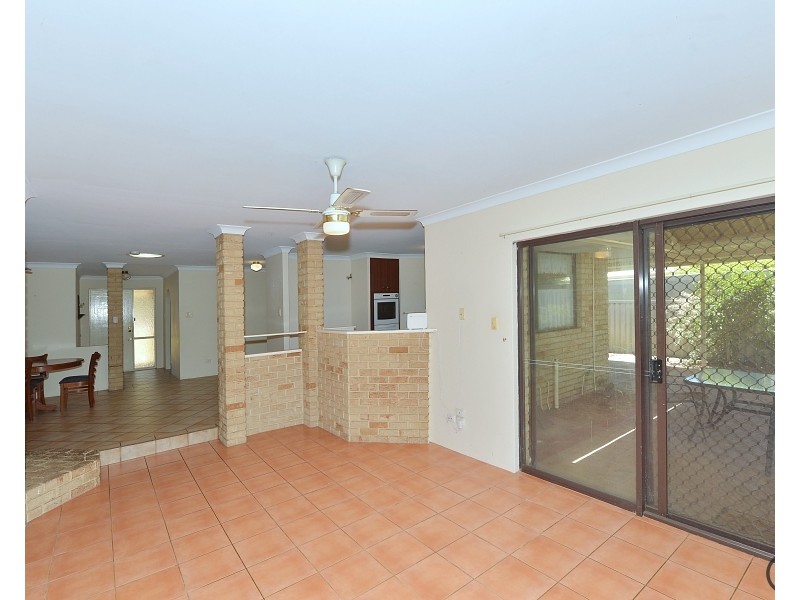 6 Sandford Crescent, Halls Head WA 6210