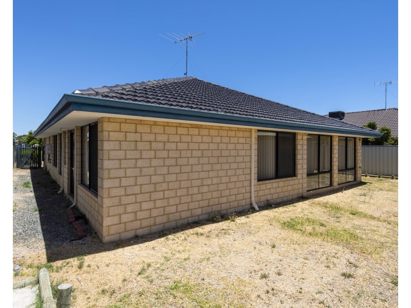 14 Pineknoll Gardens, Meadow Springs WA 6210