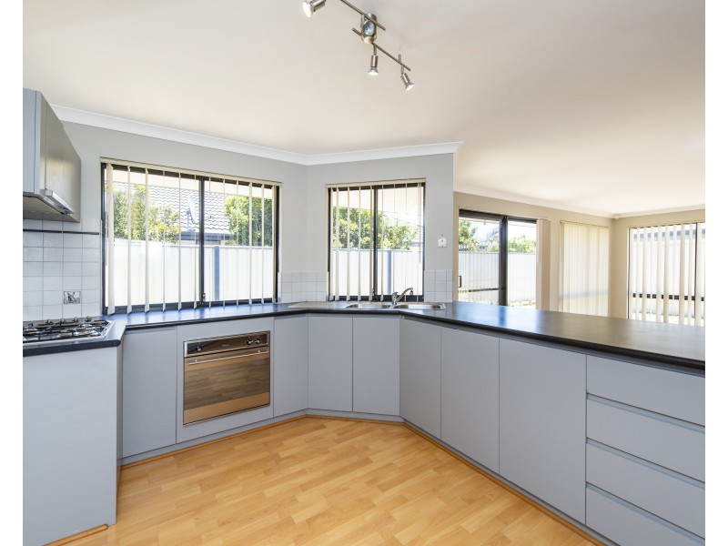 14 Pineknoll Gardens, Meadow Springs WA 6210