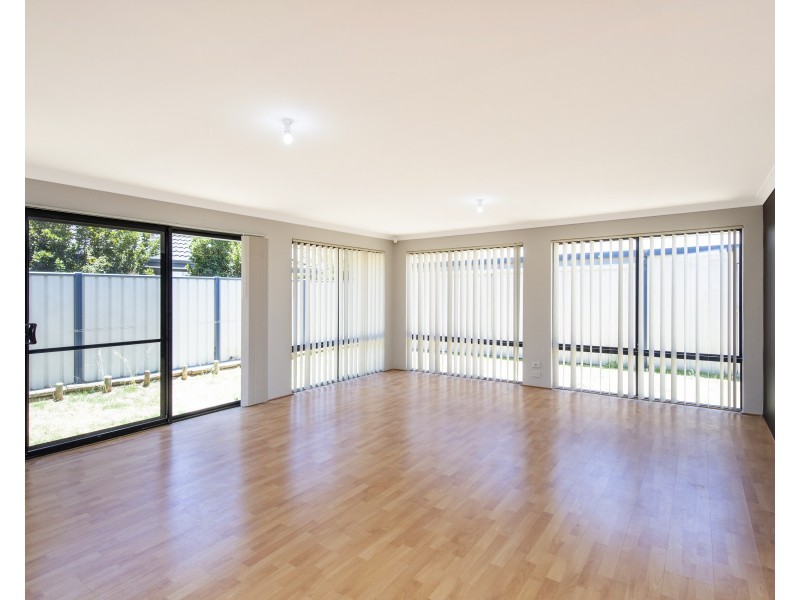 14 Pineknoll Gardens, Meadow Springs WA 6210