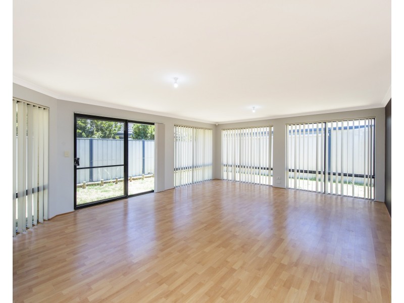 14 Pineknoll Gardens, Meadow Springs WA 6210