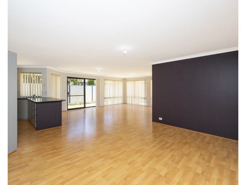 14 Pineknoll Gardens, Meadow Springs WA 6210