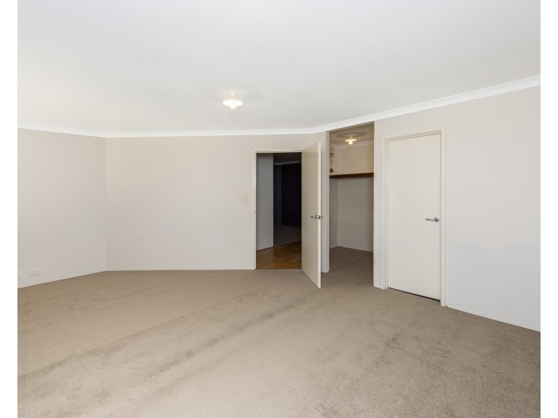 14 Pineknoll Gardens, Meadow Springs WA 6210