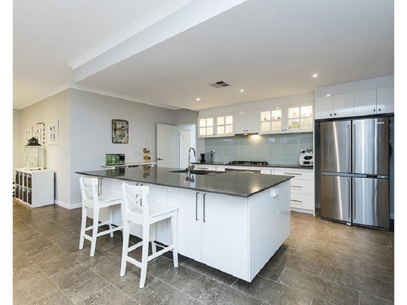 40 Hudson Drive, Dudley Park WA 6210