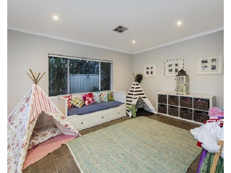 40 Hudson Drive, Dudley Park WA 6210