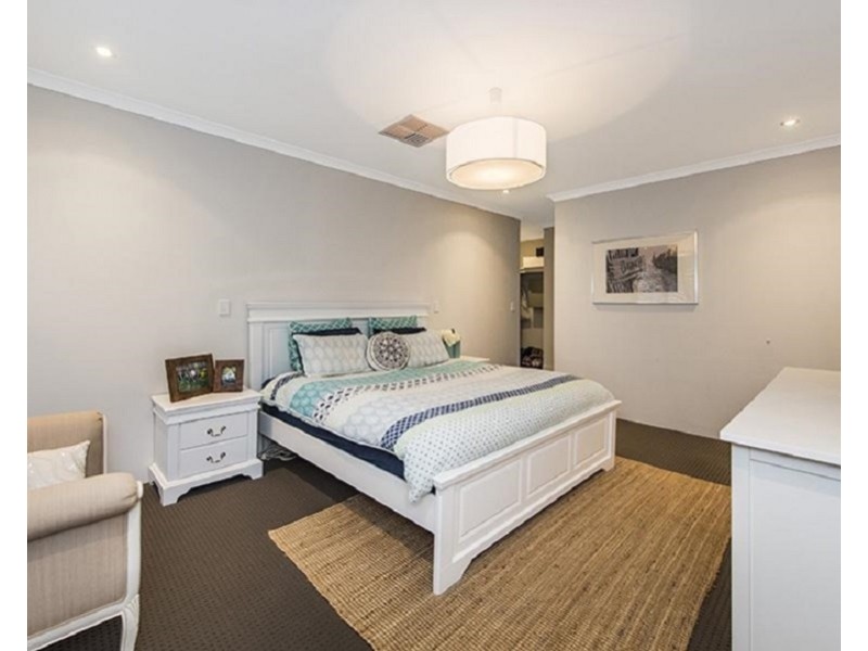 40 Hudson Drive, Dudley Park WA 6210