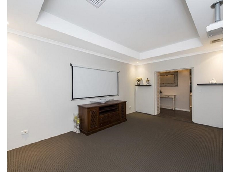 40 Hudson Drive, Dudley Park WA 6210