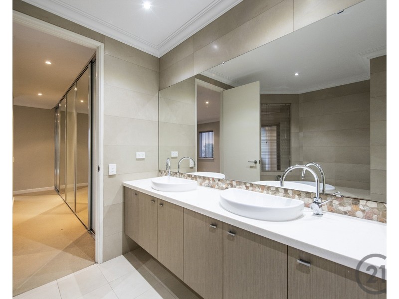 18 Caspian Way, Wannanup WA 6210