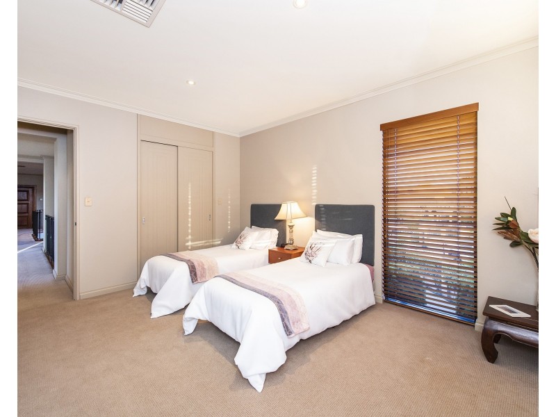 11 Picaroon Place, Halls Head WA 6210