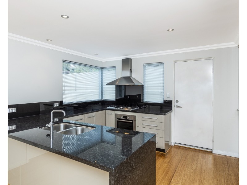 21D Oversby Street, Halls Head WA 6210