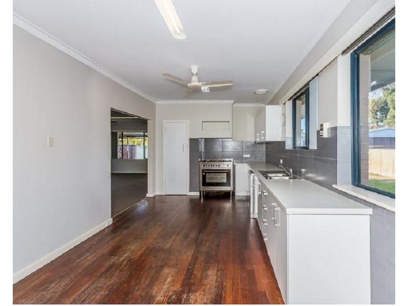 20 Leighton Road East, Halls Head WA 6210