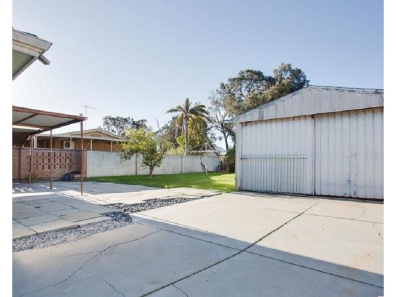 20 Leighton Road East, Halls Head WA 6210