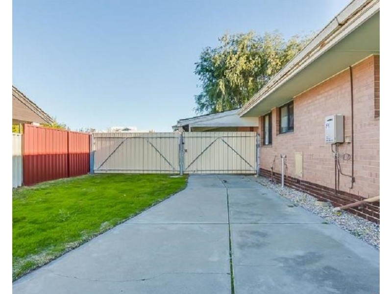 20 Leighton Road East, Halls Head WA 6210
