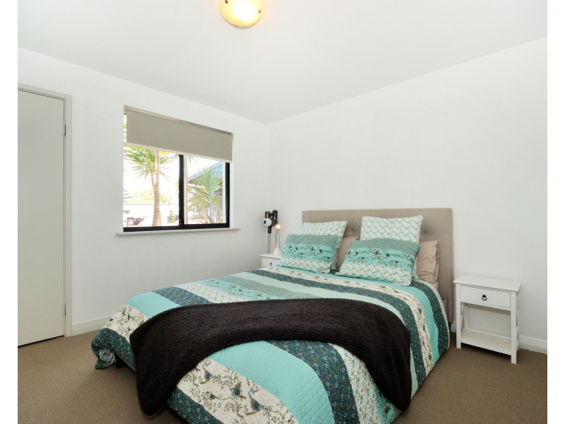 2 206 Mary Street, Halls Head WA 6210