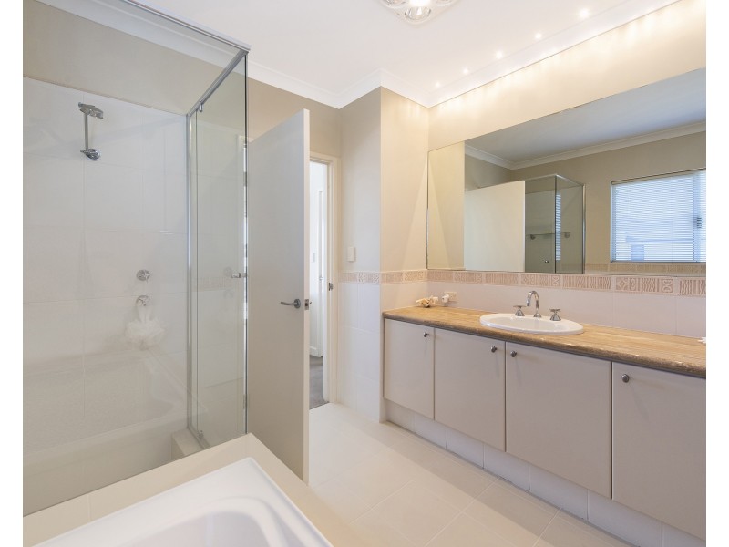 1/12 Reverie Mews, Halls Head WA 6210