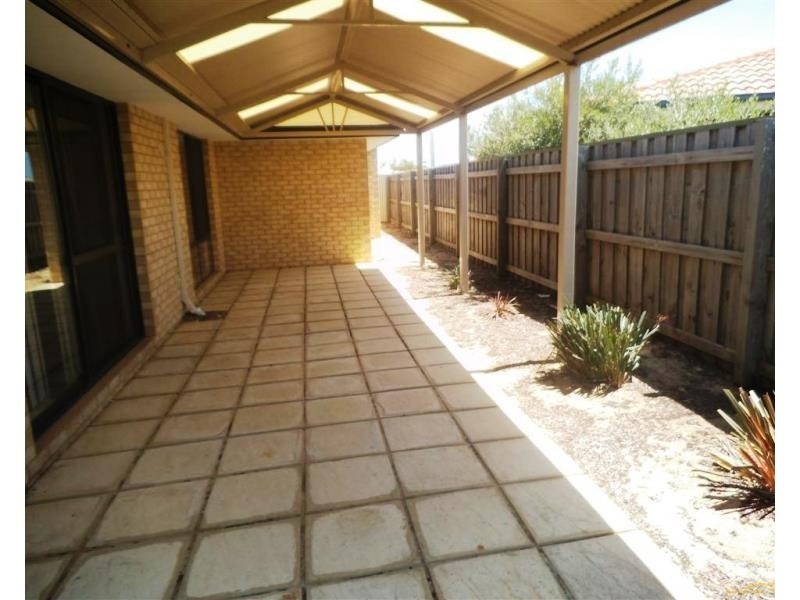 15 Whitegum Pass, Halls Head WA 6210
