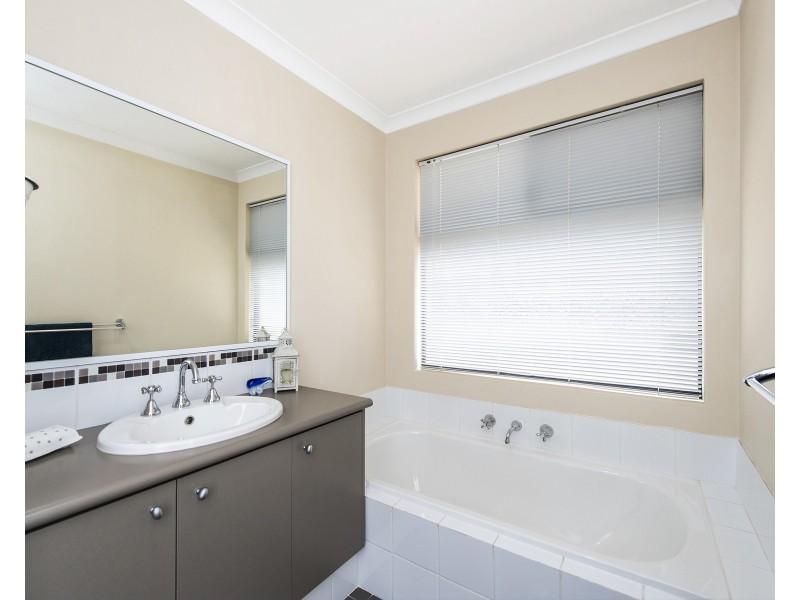 11 Buttercup Parkway, Halls Head WA 6210