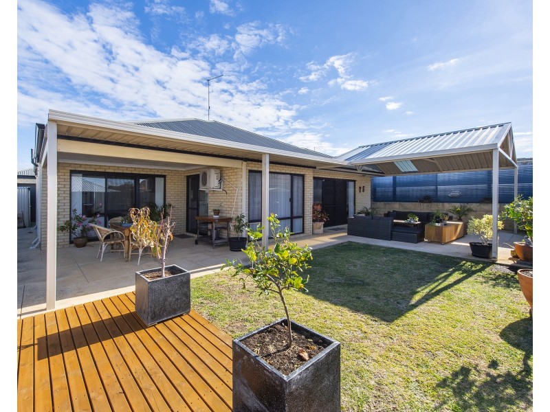 11 Buttercup Parkway, Halls Head WA 6210