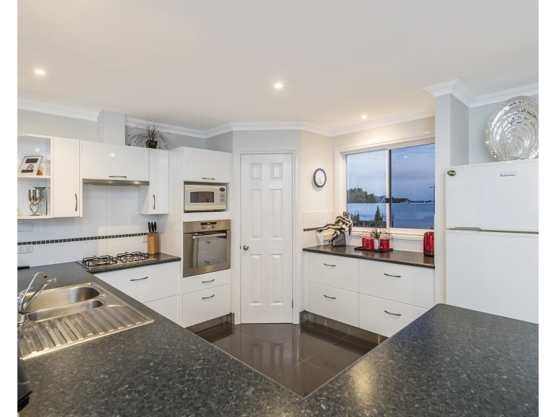 4B Ironbark Place, Halls Head WA 6210