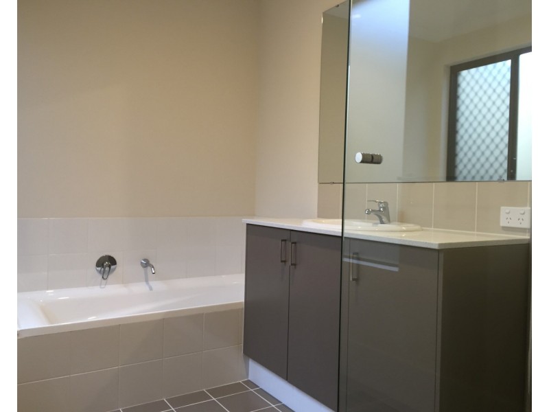 11 Tamarind Lane, Halls Head WA 6210