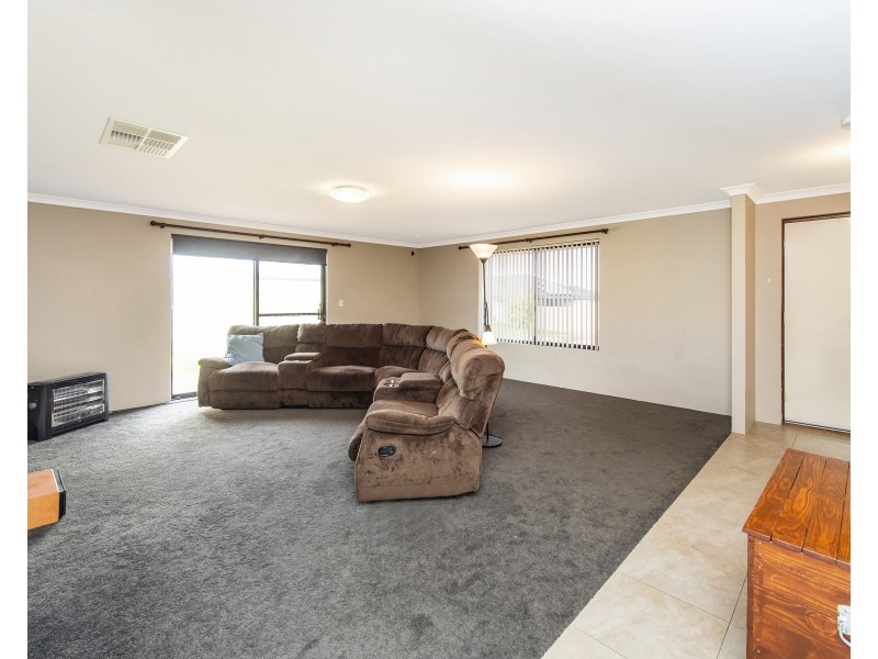 6 Lascelles Circus, Lakelands WA 6180