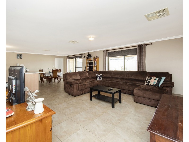 6 Lascelles Circus, Lakelands WA 6180