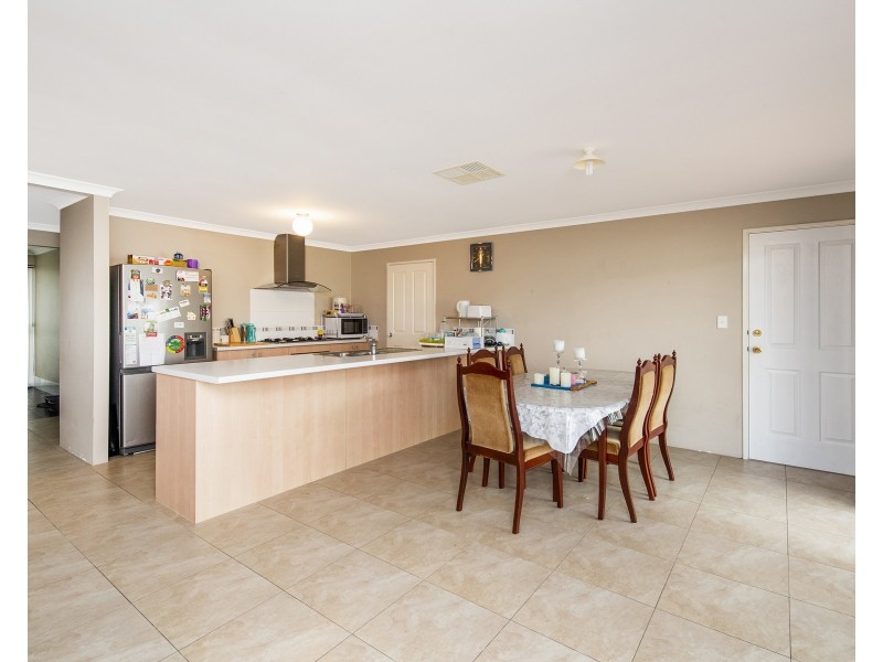 6 Lascelles Circus, Lakelands WA 6180