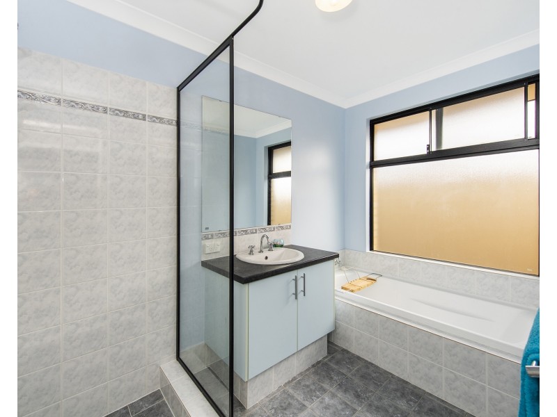 6 Lascelles Circus, Lakelands WA 6180