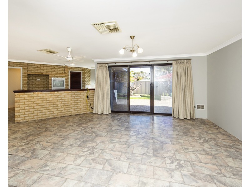 12 Columbia Close, Halls Head WA 6210