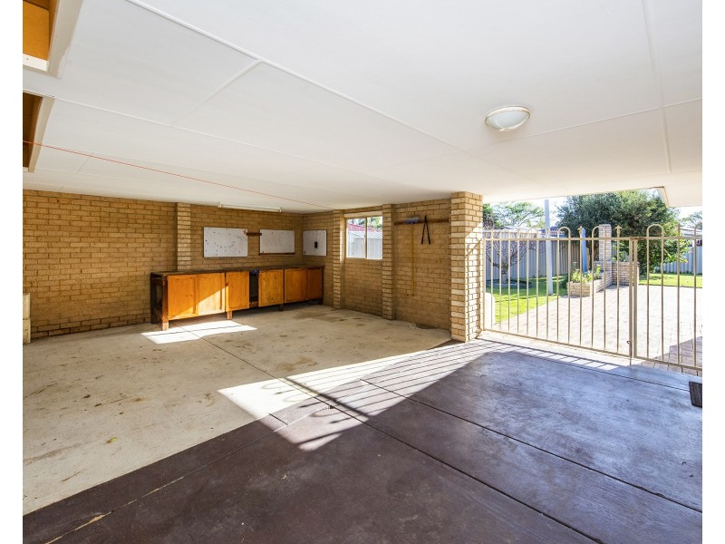 12 Columbia Close, Halls Head WA 6210