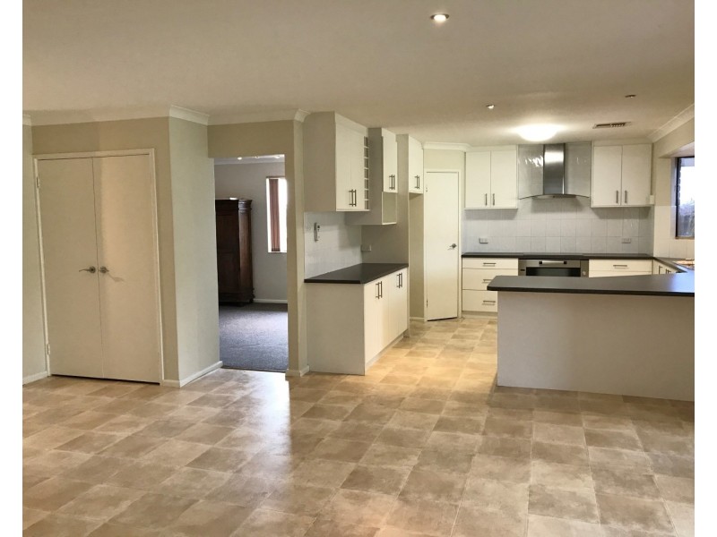 4 Honeysuckle Ramble, Halls Head WA 6210