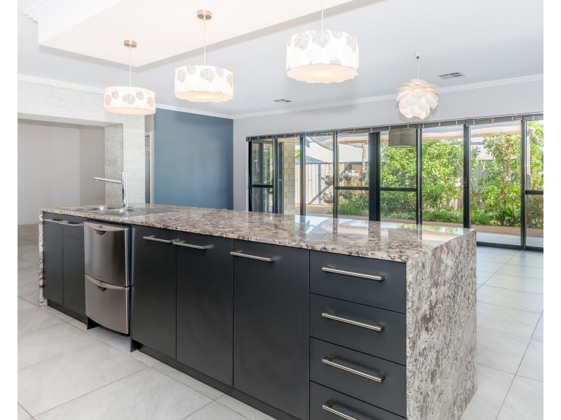 2 Highland Crescent, Meadow Springs WA 6210