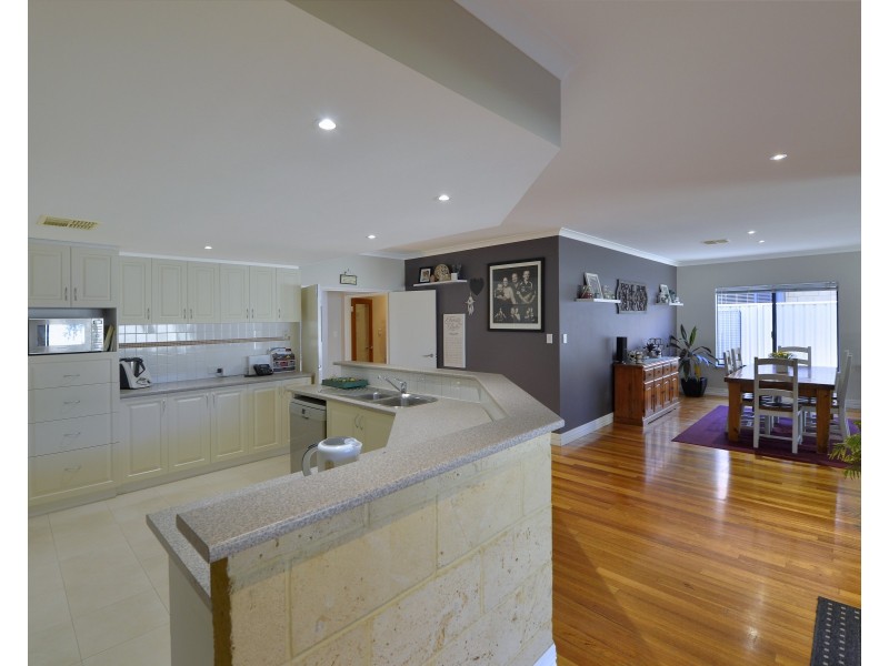 10 Coastal Retreat, Wannanup WA 6210