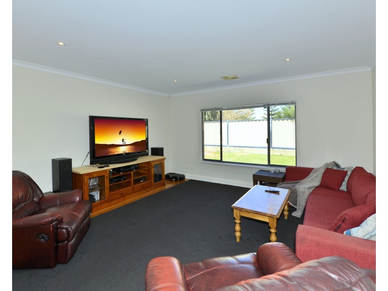 10 Coastal Retreat, Wannanup WA 6210