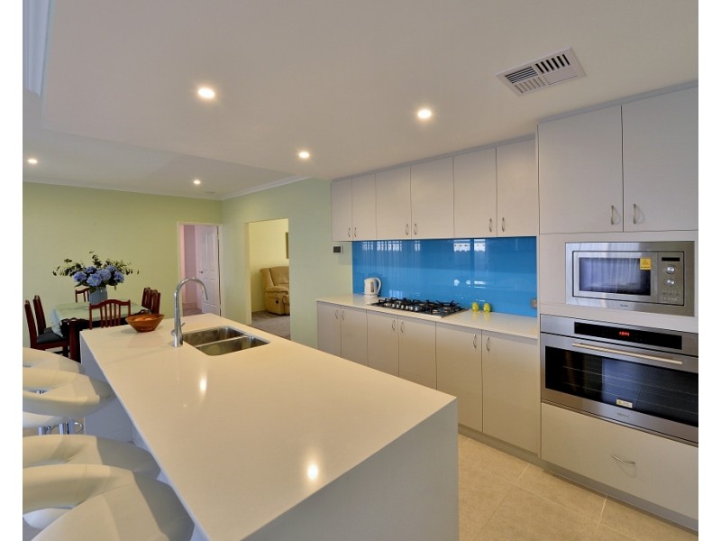 15 Teneriffe Rise, Halls Head WA 6210