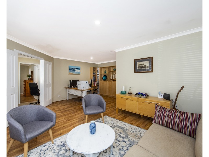 10 Batavia Avenue, Wannanup WA 6210