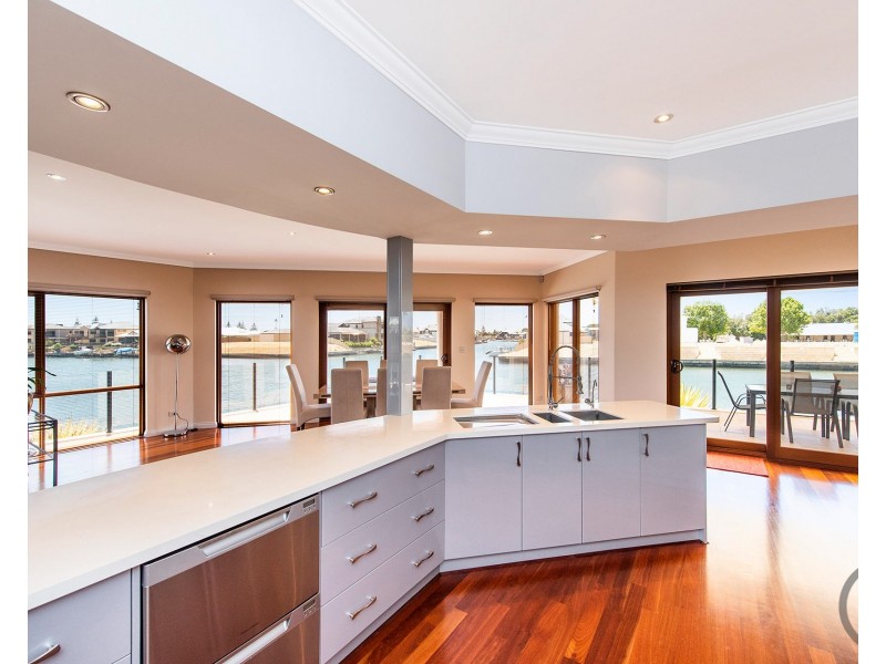 27 Starfire Close, Halls Head WA 6210