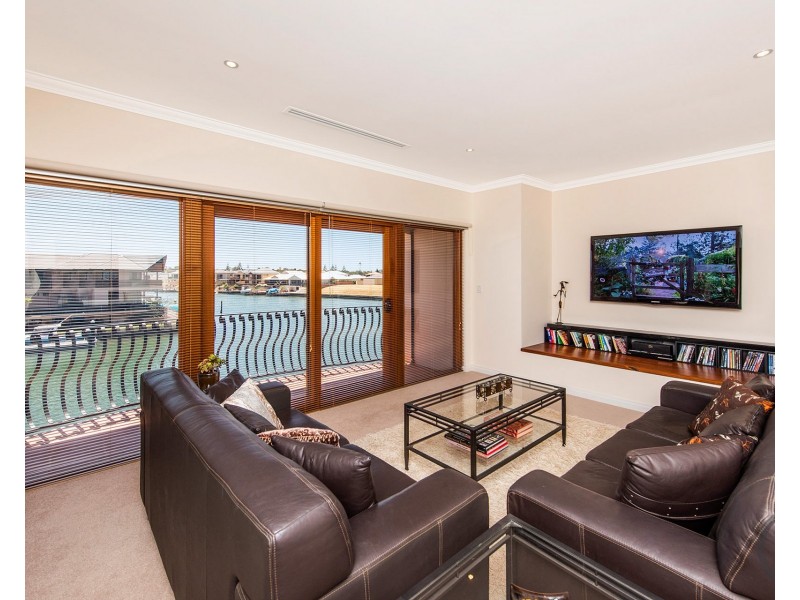 27 Starfire Close, Halls Head WA 6210