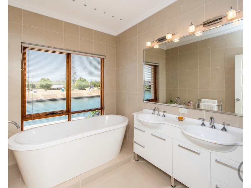 27 Starfire Close, Halls Head WA 6210